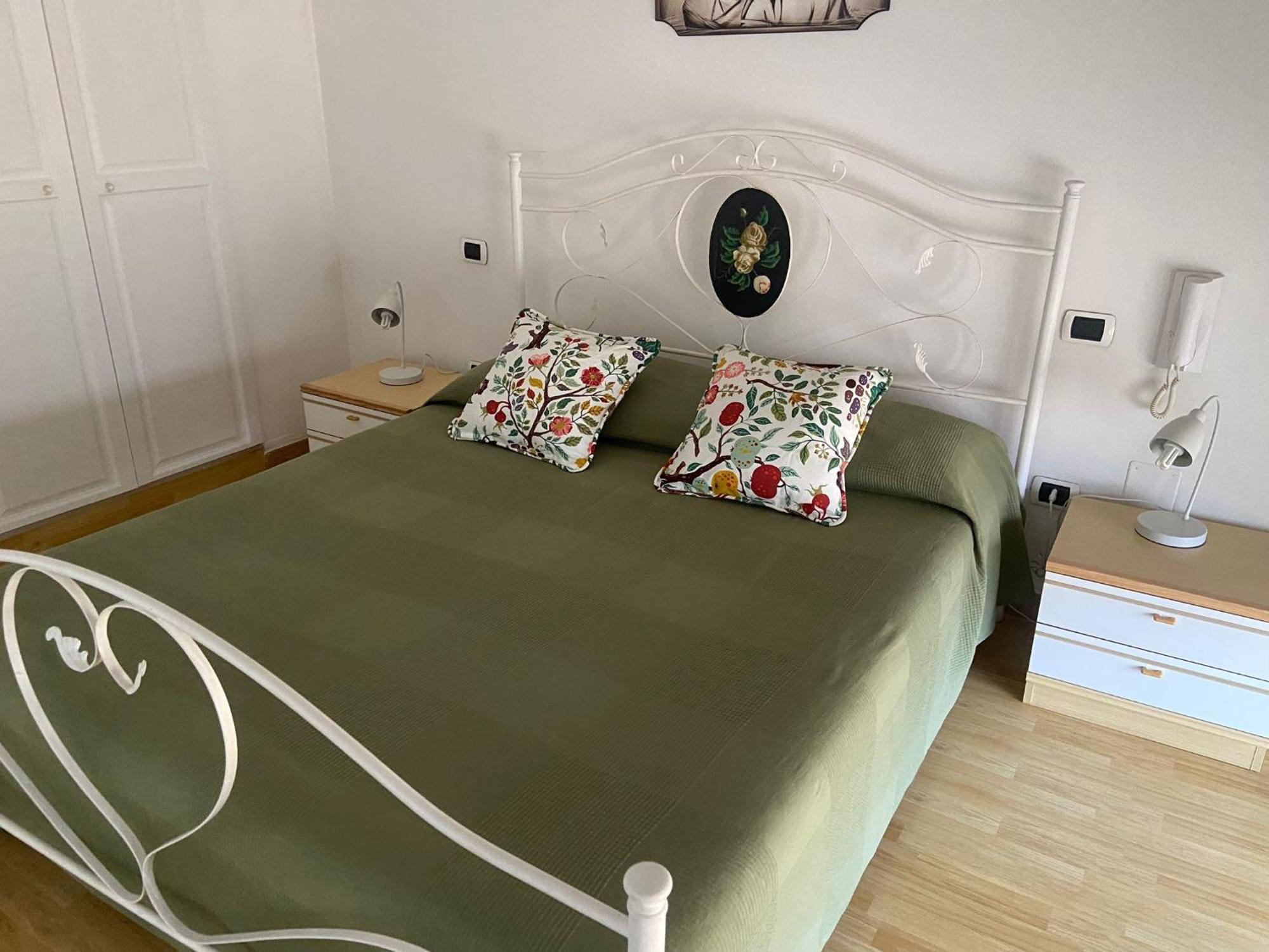 Pm 13A Via Tenente Devenuto Guest House Giovinazzo Luaran gambar